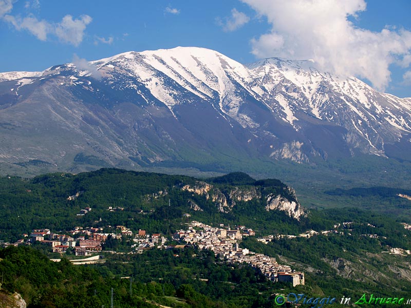 02-P5014107.jpg - 02-P5014107.jpg - Panorama della cittadina termale, dominata dagli alti monti della Majella (2.795 m.).